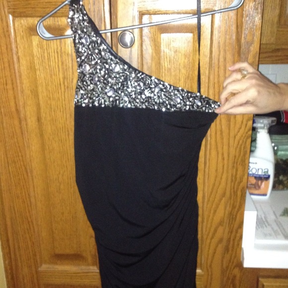 Black one shoulder cocktail dress. Silver beading. - Picture 4 of 4