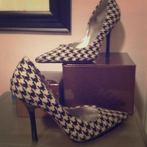 Guess houndstooth pump