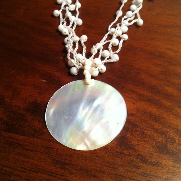 ⛔SOLD⛔ White Shell Necklace - Picture 2 of 2