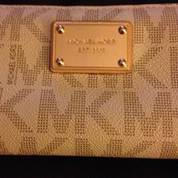 🔴🔴SOLD🔴🔴Michael kors wallet - Picture 2 of 4