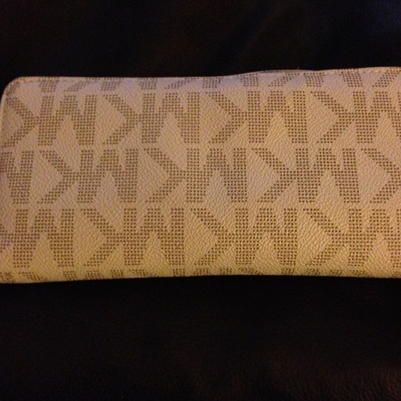 🔴🔴SOLD🔴🔴Michael kors wallet - Picture 3 of 4