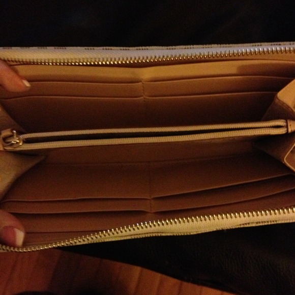 🔴🔴SOLD🔴🔴Michael kors wallet - Picture 4 of 4