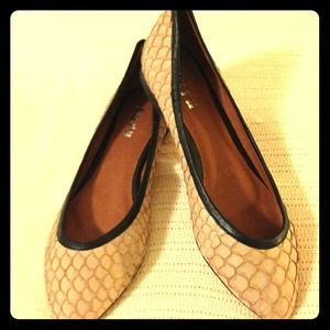 Nude Pink Snake Skin Pattern Flat