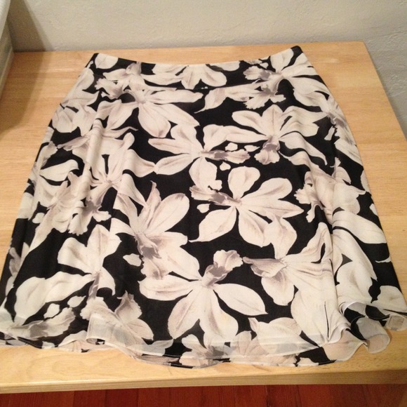 ❗SOLD❗Banana Republic skirt SZ12 silk, lined