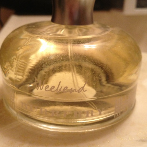 *Burberry Weekend Perfume/bundled with makeup *