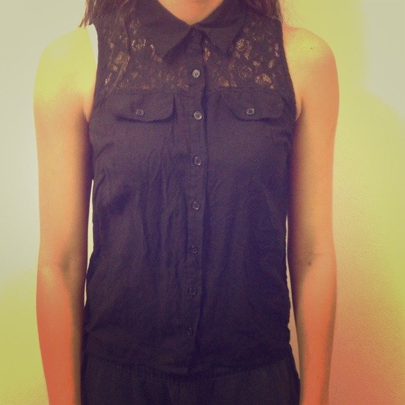 ❌SOLD❌lace tip high-low button up tank