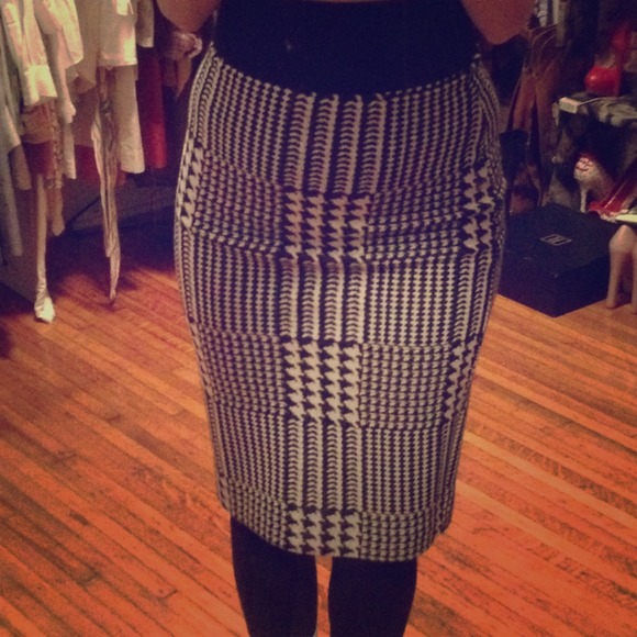 Houndstooth pencil skirt