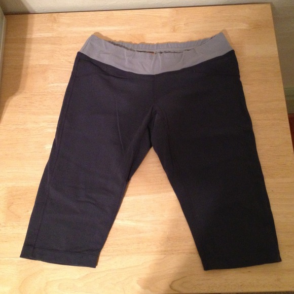 SOLD Gray Lucy workout knickers. SZ L. Runs big.