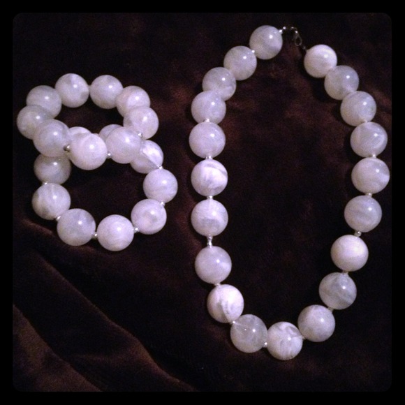 Necklace and bracelet set