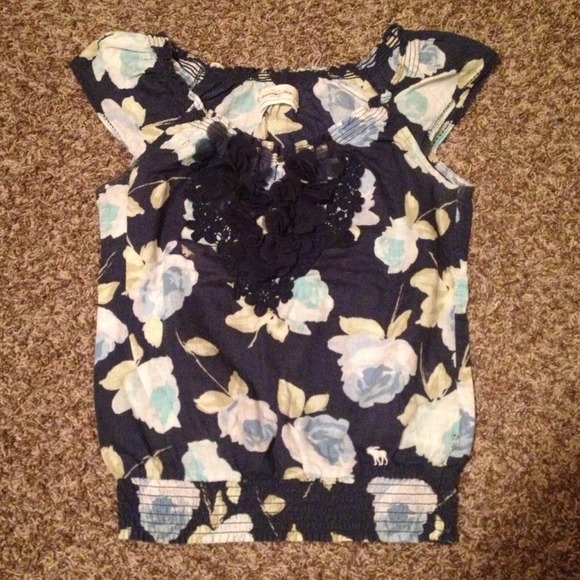 💢SOLD💢Cute floral top!