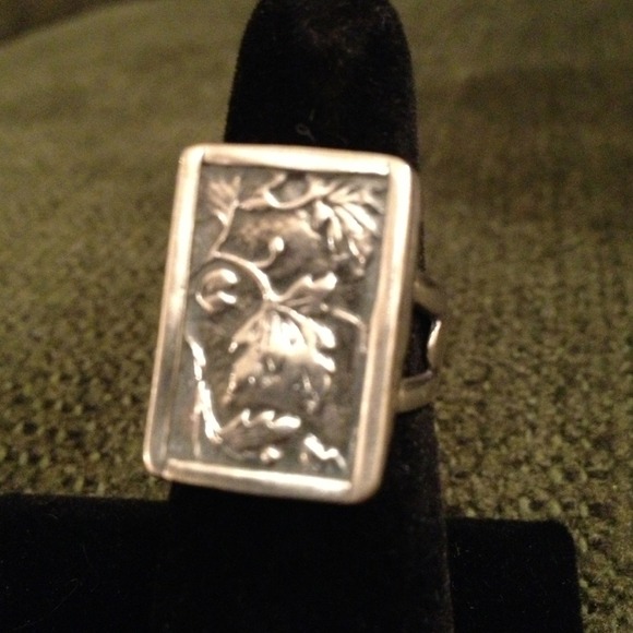 Oxidized sterling silver ring w/ leaf motif
