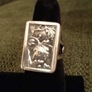 Oxidized sterling silver ring w/ leaf motif
