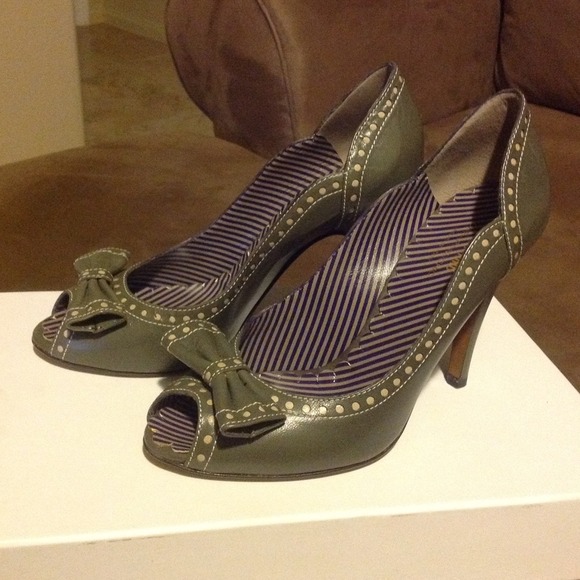 New & authentic! Moschino shoes size 6 - Picture 2 of 4