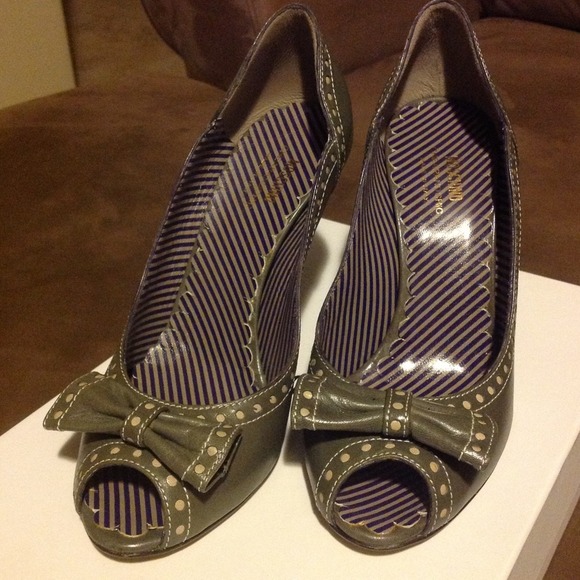 New & authentic! Moschino shoes size 6 - Picture 3 of 4
