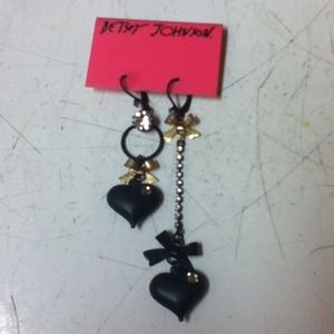 Black dangling heart ear rings