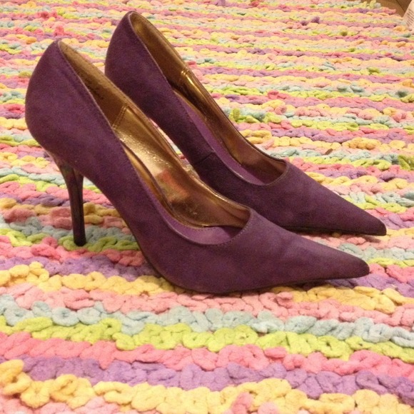 Purple pumps by Anne Michelle
