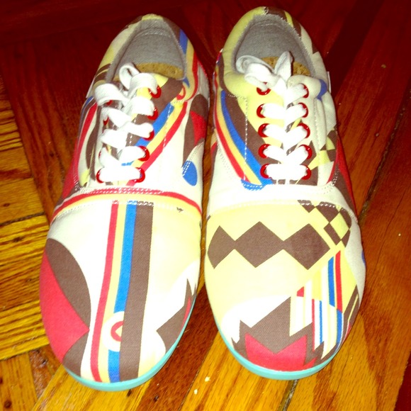Female sneakers size 7 brand new - Picture 1 of 3