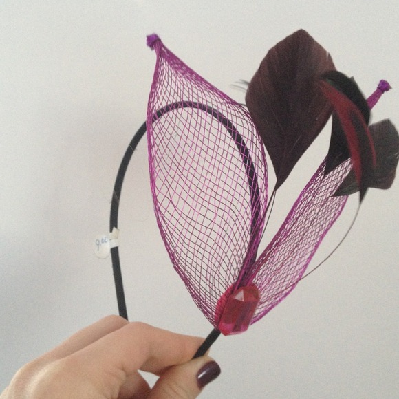 This is a fashion head band super cute ;)