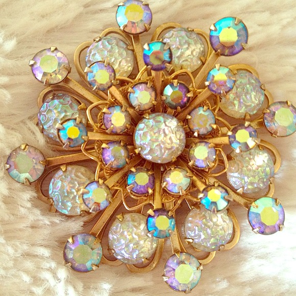 TRADED 👭 Beautiful Vintage Brooch