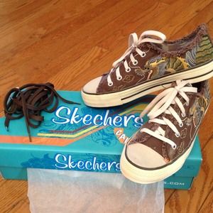 Size 8 Skechers Tennis Shoes