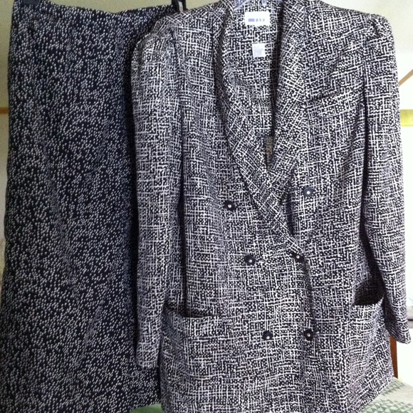 Leslie Fay summer weight 2 pc suit.  Sz 16. $45