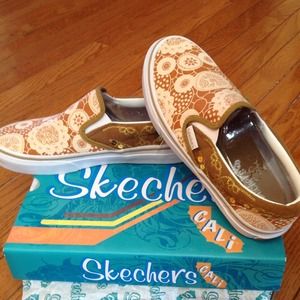 Size 8 Skechers  Tennis Shoes