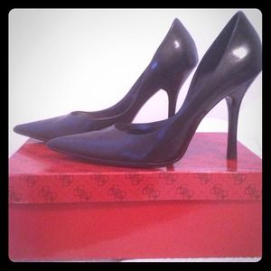 GUESS PUMPS