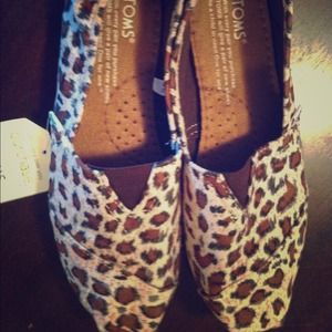 Brand new toms for sale size 8 butthey fit like 7s