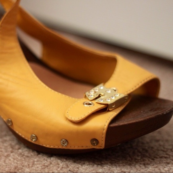 Qupid Shoes - Cute Yellow/Gold Heels Size 8
