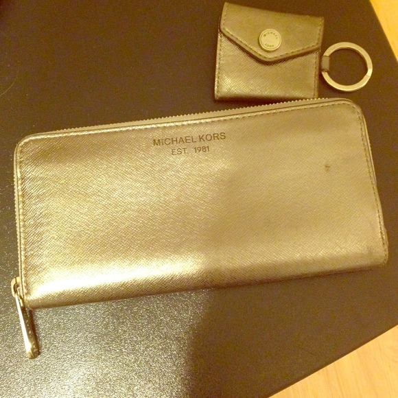 Michael Kors Clutches & Wallets - ✂Reduced,✨Authentic Michael Kors wallet&keychain !