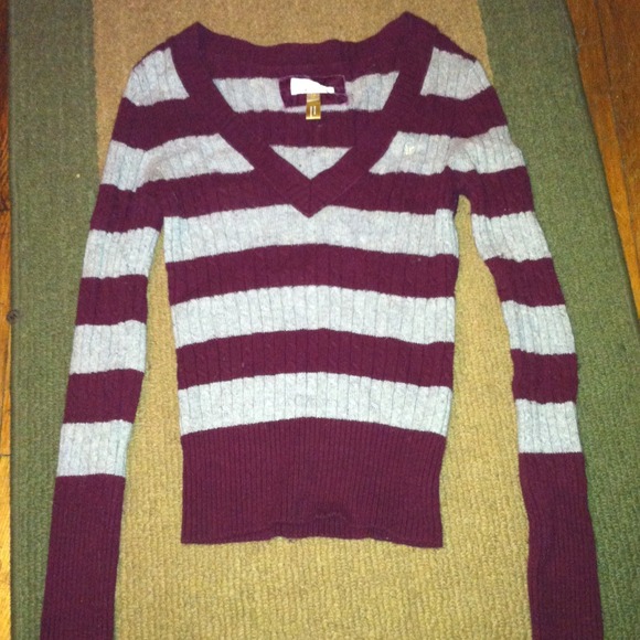 Almost new American eagle sweater :)