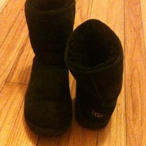 Used short Black Uggs