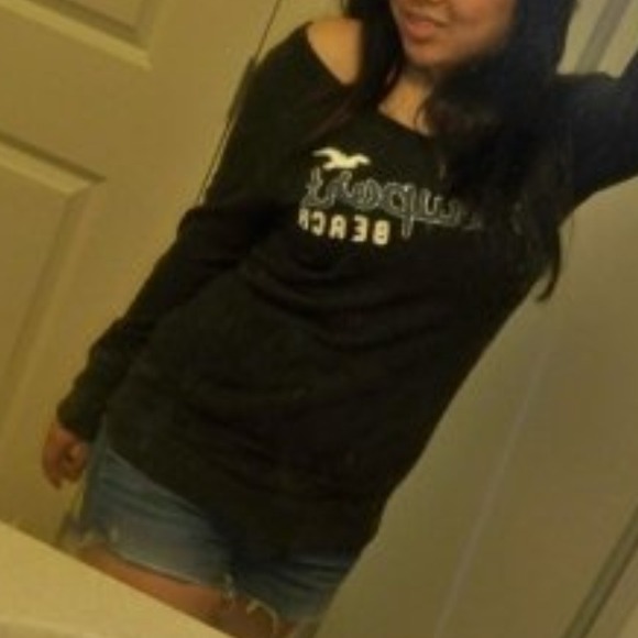 ✨Sold✨Hollister off the shoulder sweater