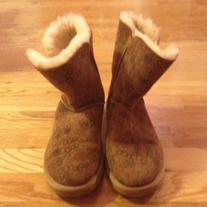 UGG Australia Bailey Button Logo