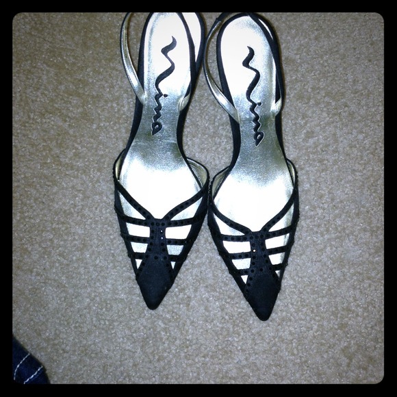 Black point toe pumps