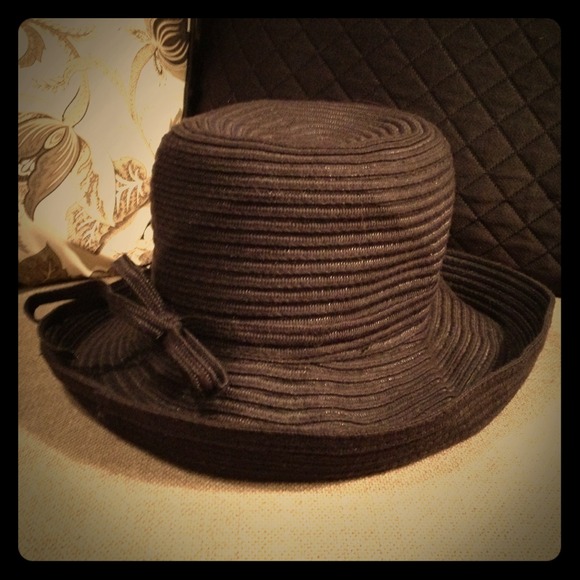 Back hat with bow - Picture 1 of 2