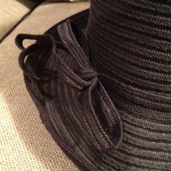 Back hat with bow - Picture 2 of 2