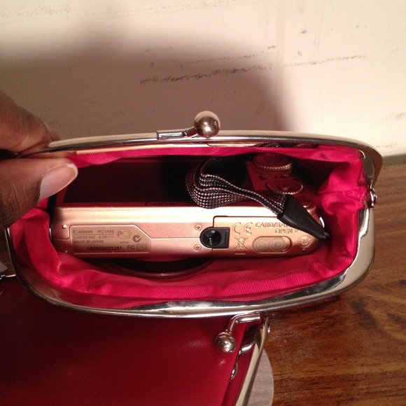 ❌🚫SOLD 🚫❌ Small red sequin clutch & mirror - Picture 3 of 4