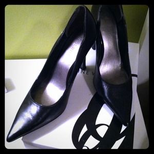 Leather pumps with patent heel