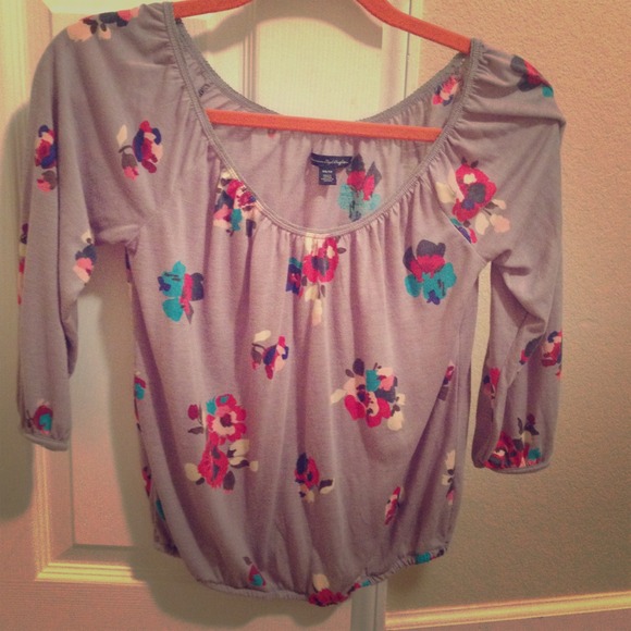 ⛔⛔SOLD in bundle⛔⛔ AE Floral & Gray Crop Top