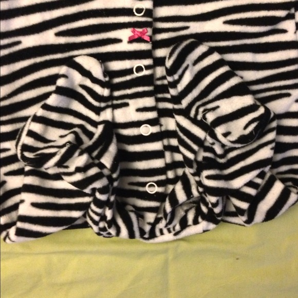 🚨Sold🚨NWOT Carter's footed pajamas 3 months - Picture 3 of 4