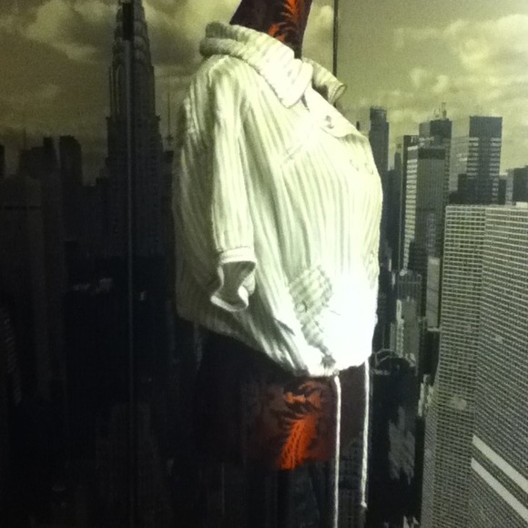 Cropped blazer. - Picture 2 of 4