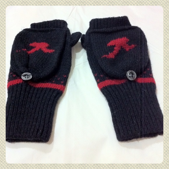 ❌SOLD❌Hollister Fingerless Gloves - Picture 2 of 3