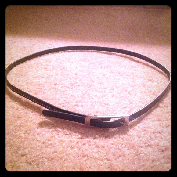 Studded skinny belt reversible in black