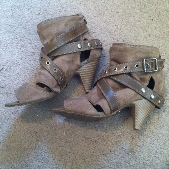 Vera Wang ankle boots