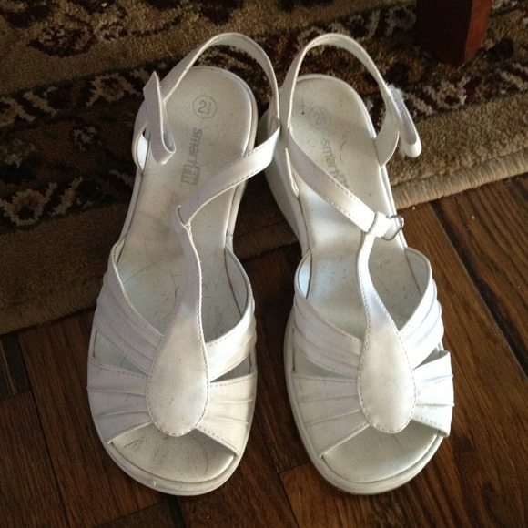 Girl sandals......SOLD