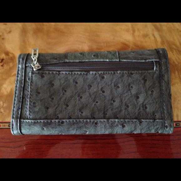 👍SOLD👍 Guess Wallet - Picture 2 of 3