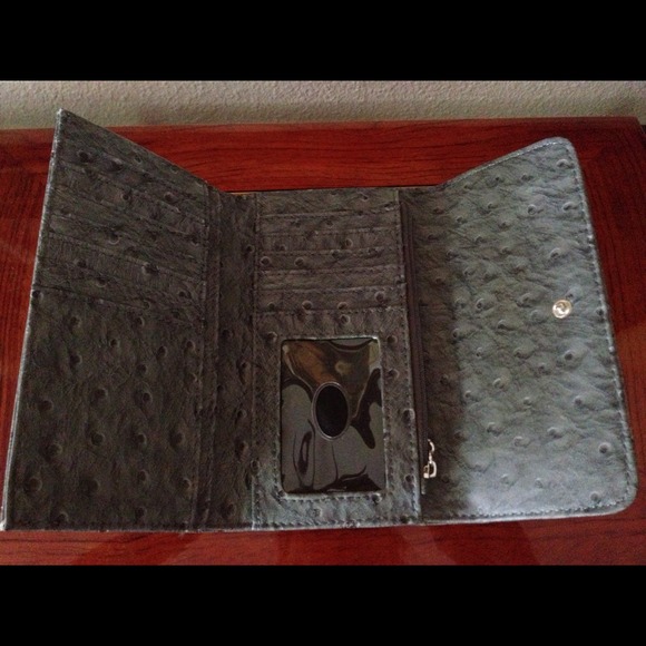 👍SOLD👍 Guess Wallet - Picture 3 of 3