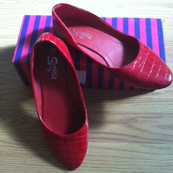 🎉REDUCED🎉 Bright Red Croc Style Design Flats