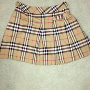 Burberry mini skirt never used no tags size 6